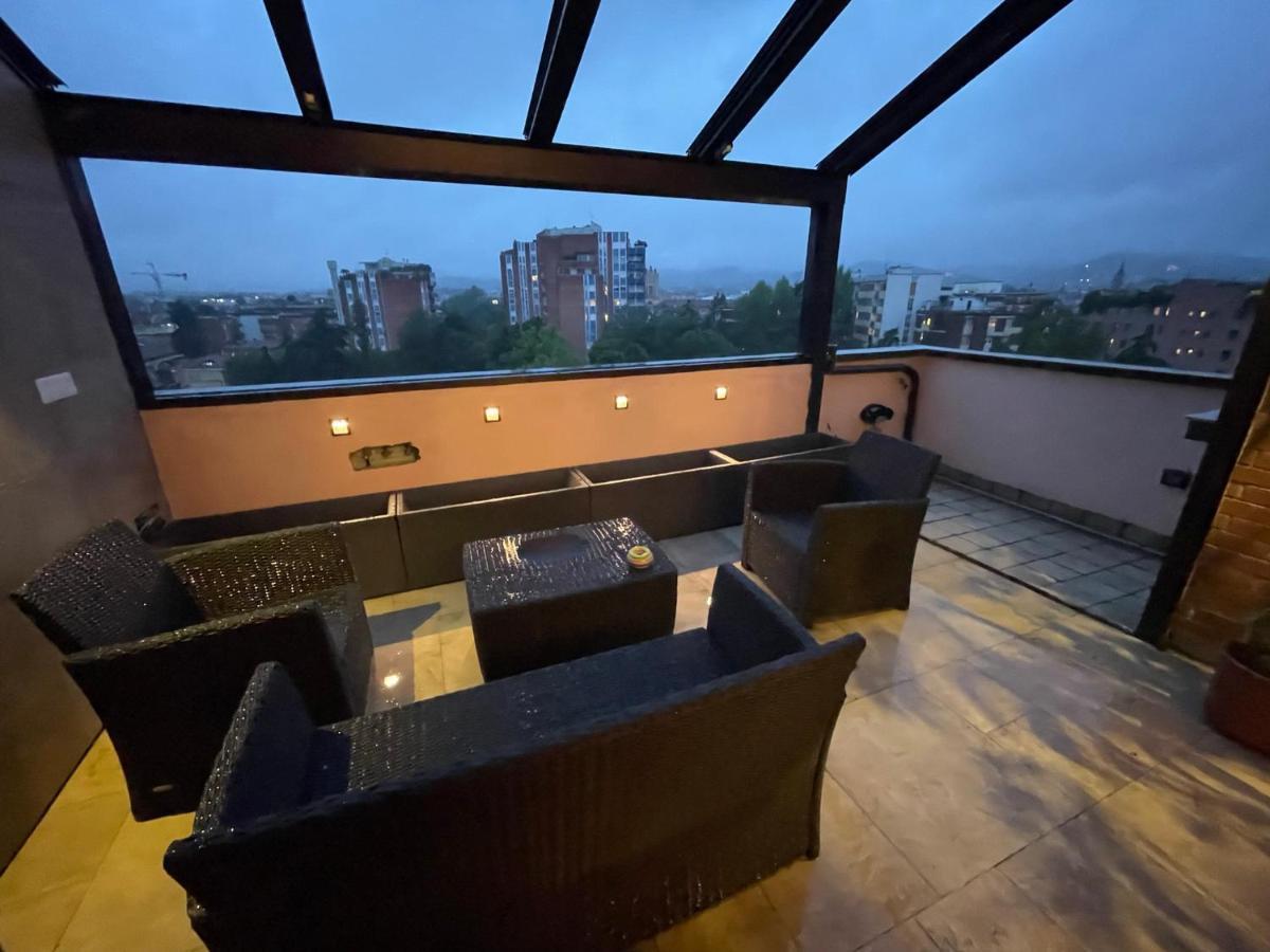 Apartamento Attico Con Vista Spettacolare E Jacuzzi Bolonia Exterior foto