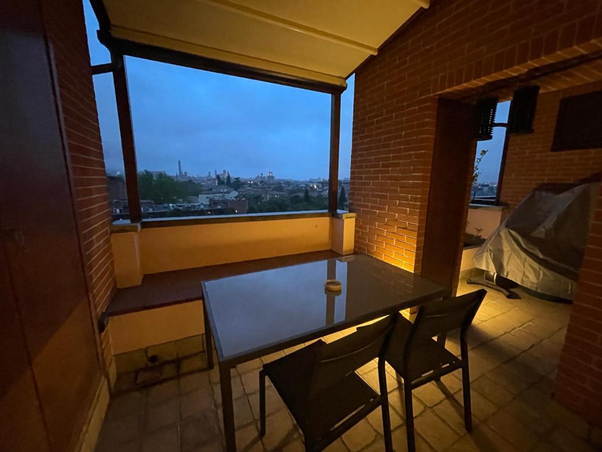 Apartamento Attico Con Vista Spettacolare E Jacuzzi Bolonia Exterior foto