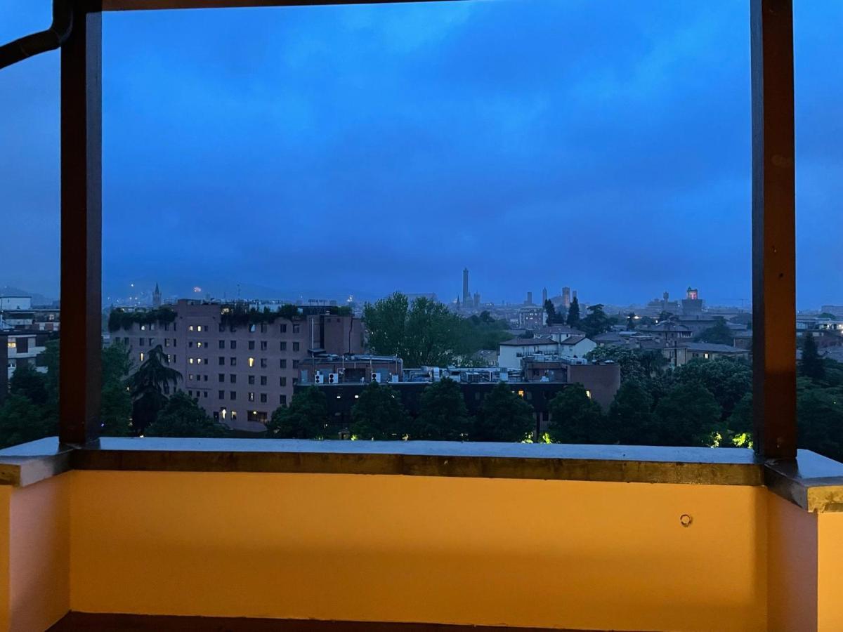 Apartamento Attico Con Vista Spettacolare E Jacuzzi Bolonia Exterior foto