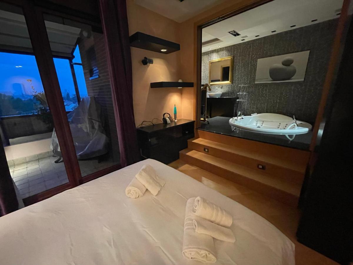 Apartamento Attico Con Vista Spettacolare E Jacuzzi Bolonia Exterior foto