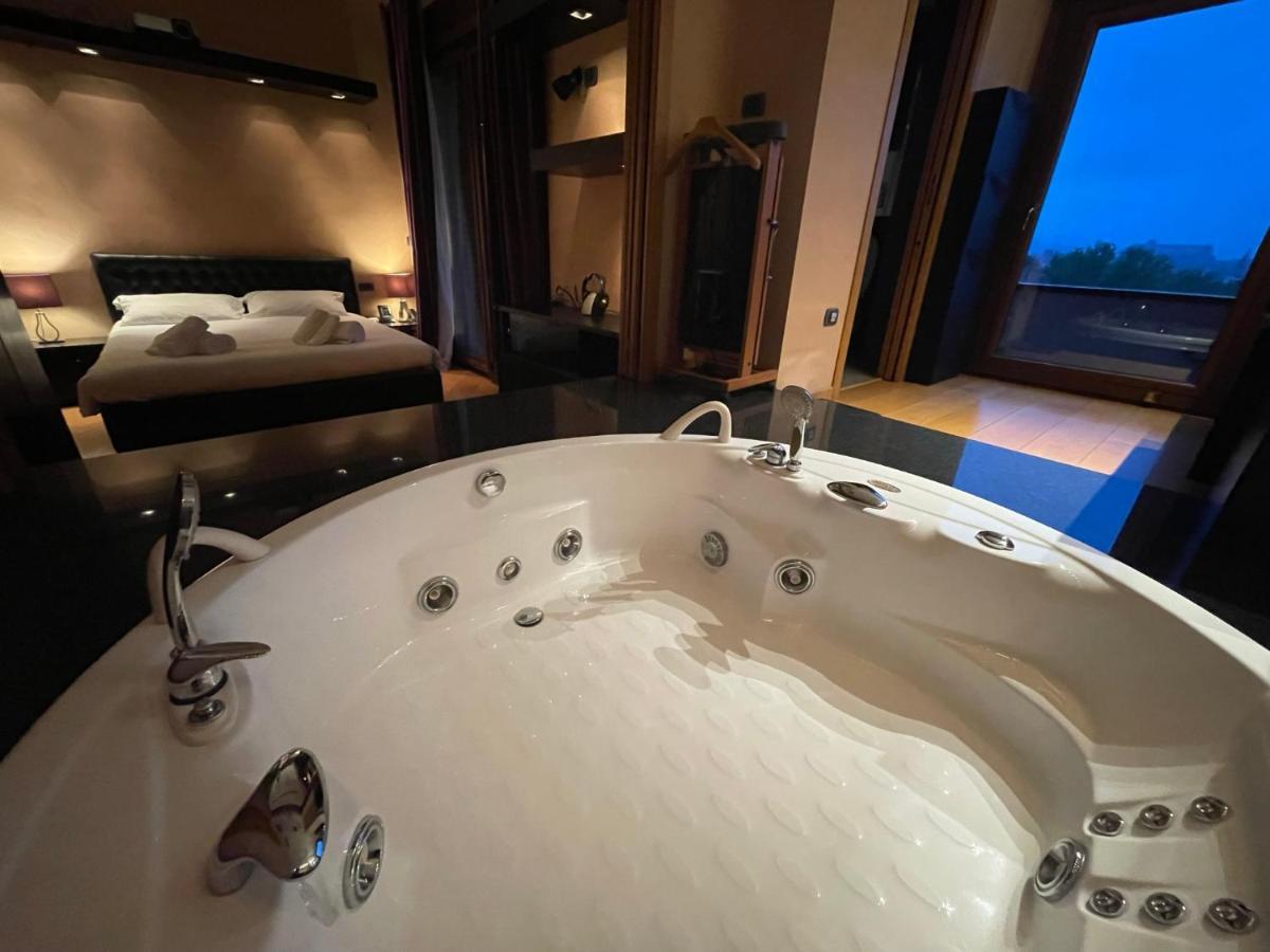 Apartamento Attico Con Vista Spettacolare E Jacuzzi Bolonia Exterior foto