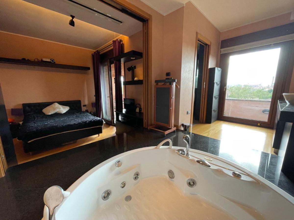 Apartamento Attico Con Vista Spettacolare E Jacuzzi Bolonia Exterior foto