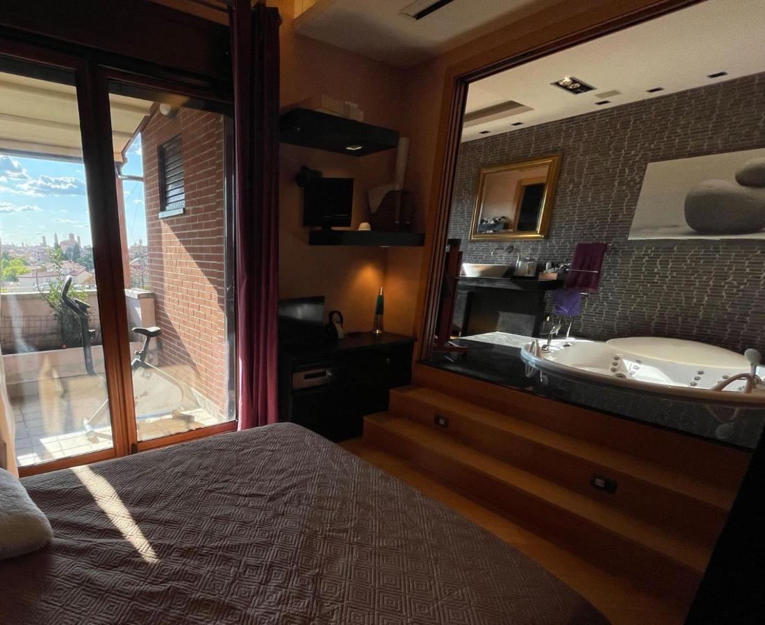Apartamento Attico Con Vista Spettacolare E Jacuzzi Bolonia Exterior foto