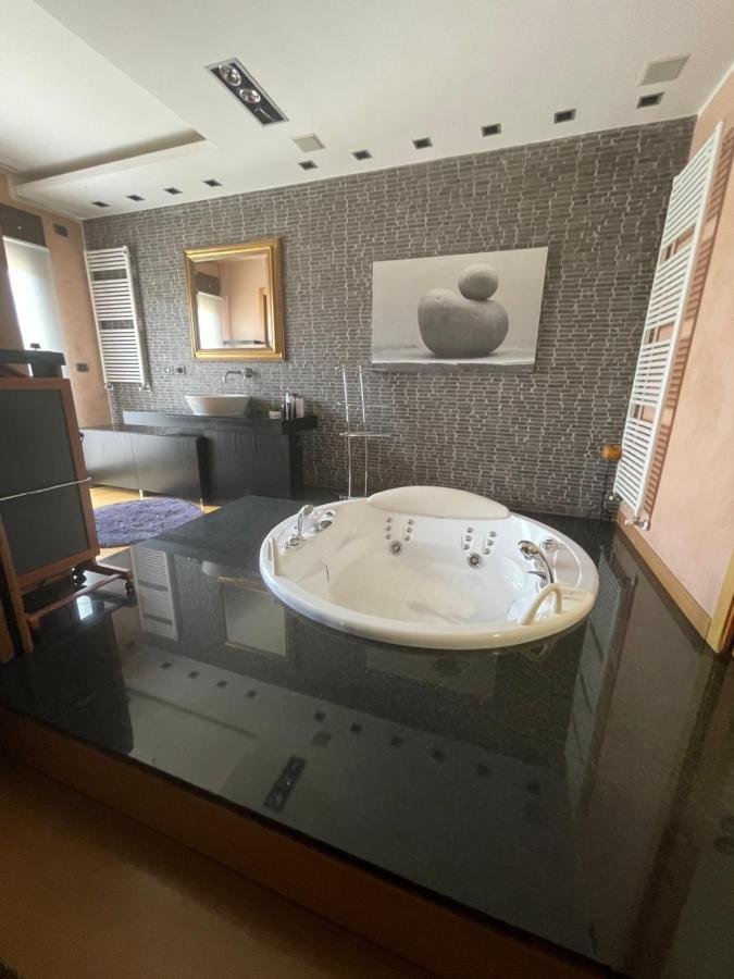 Apartamento Attico Con Vista Spettacolare E Jacuzzi Bolonia Exterior foto